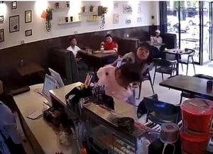 女子插队爆料视频播放网站,揭秘排队文化背后的争议与反思 第1张 女子插队爆料视频播放网站,揭秘排队文化背后的争议与反思 第1张